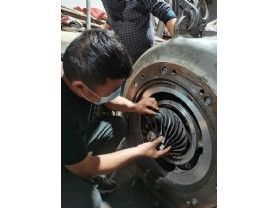 开利离心式压缩机