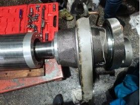 开利离心式压缩机