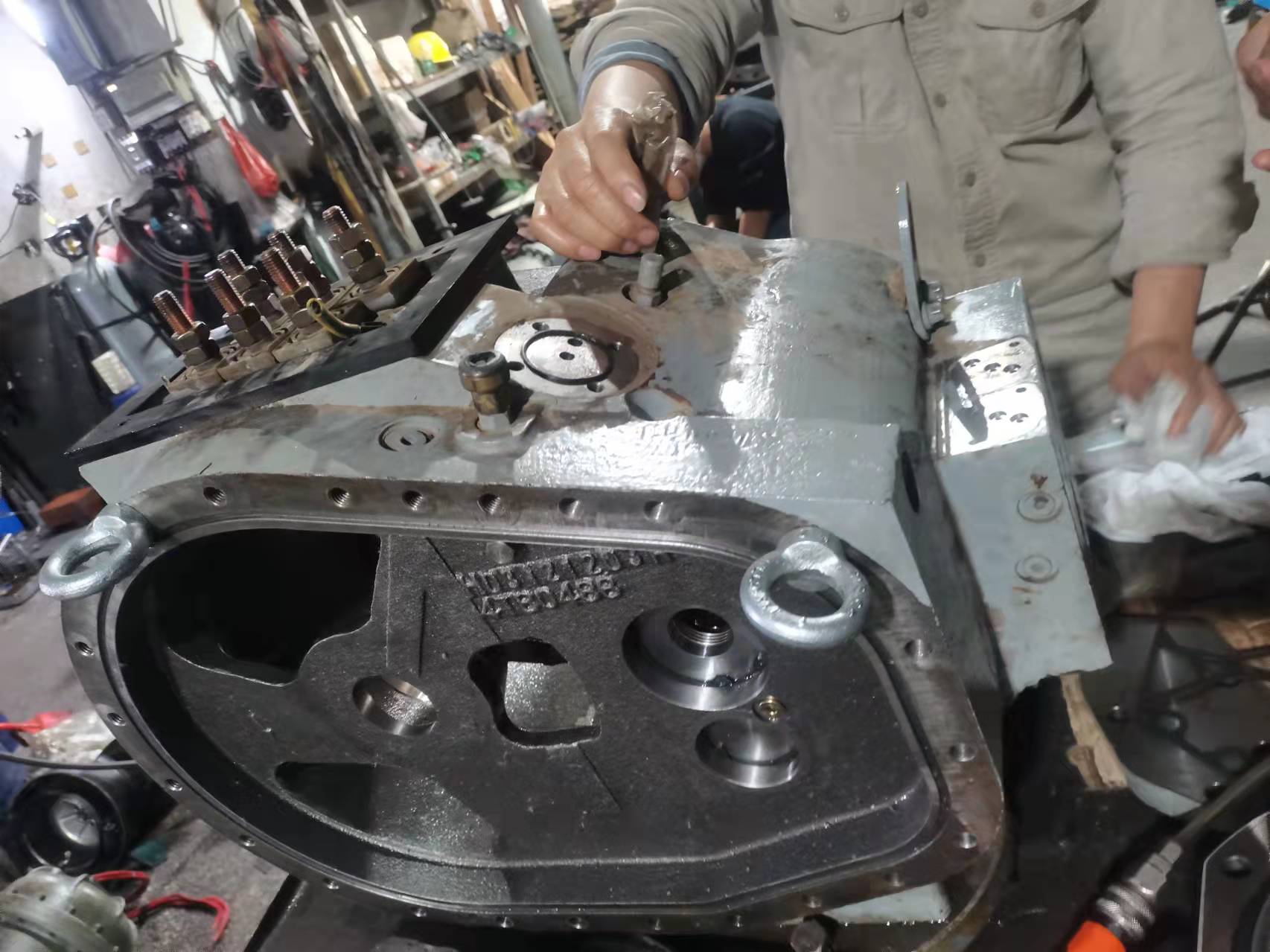 开利螺杆式压缩机维修