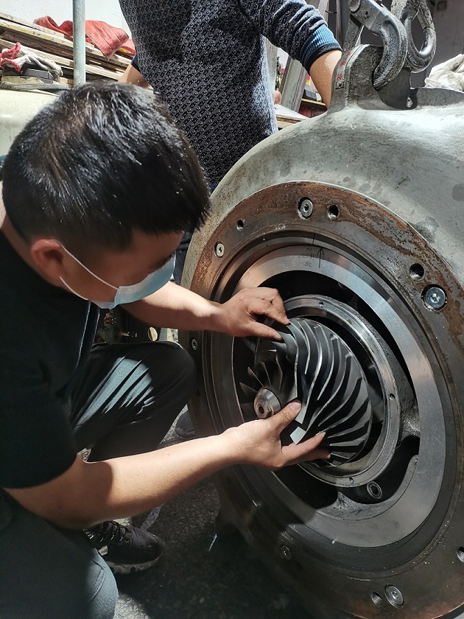 开利离心式压缩机